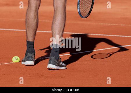 Piedi e ombra del tennista Alexander Zverev (GER) durante una partita di servizio al torneo BMW Open 2025 di Monaco, Baviera, Germania, Europa Foto Stock