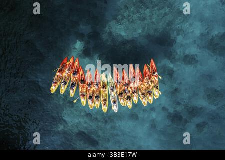 Una fila di kayak colorati si erge in mare. DRONE., Ð¥Ð¾Ñ€Ð²Ð°Ñ‚Ð¸Ñ Foto Stock