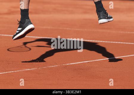 Piedi e ombra del tennista Alexander Zverev (GER) durante una partita di servizio al torneo BMW Open 2025 di Monaco, Baviera, Germania, Europa Foto Stock