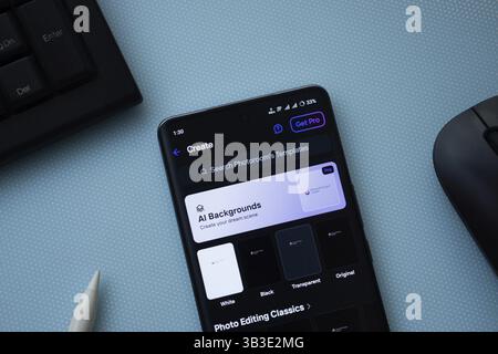 Dacca, Bangladesh - 17 marzo 2025: L'app del fotoroom viene visualizzata sullo schermo di uno smartphone Foto Stock
