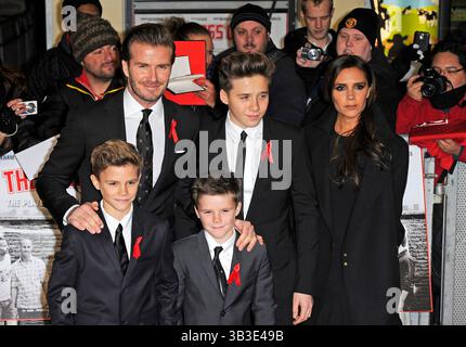 David Beckham e Victoria Beckham con i loro figli Brooklyn, Romeo e Cruz Beckham alla prima "The Class of 92" all'Odeon West End di Londra - 1 dicembre 2013 Foto Stock