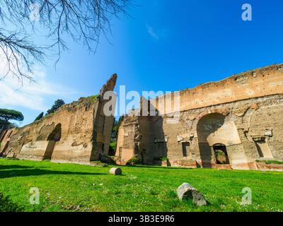 Sale riunioni e bagni nella parte perimetrale delle terme di Caracalla - Roma, Italia Foto Stock