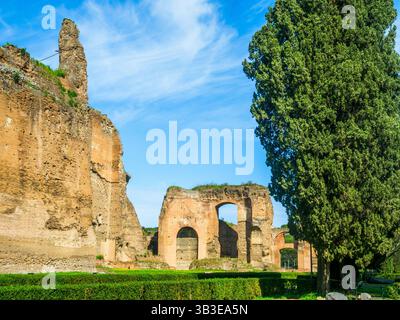 Sale riunioni e bagni nella parte perimetrale delle terme di Caracalla - Roma, Italia Foto Stock