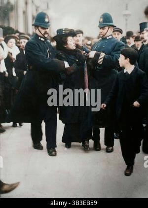 Londra - arresto di una suffragetta, tra il c1910 e il c1915. (Stampa a colori in bianco e nero). Foto Stock