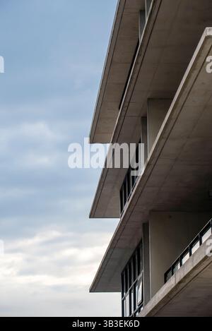 Un moderno e anonimo blocco di appartamenti in cemento con balconi in Australia Foto Stock