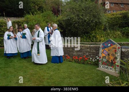 Bene vestire Kent. La chiesa di Santa Maria a Kemsing è stata il luogo di nascita nell'AD961 di Sant'Edith di Wilton, figlia illegittima del re sassone Edgar I. il pellegrinaggio al pozzo al centro del villaggio, che viene vestito ogni anno con un unico pozzo servizio. Il pozzo è dedicato alla sua presenza sante; l'acqua del pozzo ha proprietà curative. Kemsing, Kent, Inghilterra 13 settembre 2014. 2010 UK HOMER SYKES Foto Stock