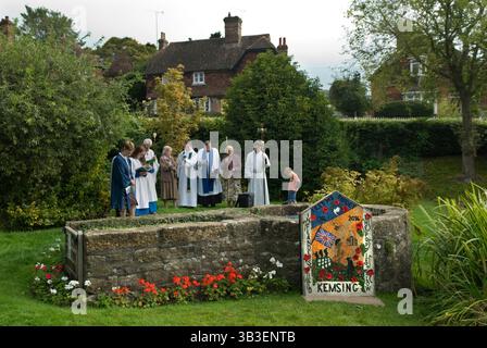 Bene vestire Kent. La chiesa di Santa Maria a Kemsing è stata il luogo di nascita nell'AD961 di Sant'Edith di Wilton, figlia illegittima del re sassone Edgar I. il pellegrinaggio al pozzo al centro del villaggio, che viene vestito ogni anno con un unico pozzo servizio. Il pozzo è dedicato alla sua presenza sante; l'acqua del pozzo ha proprietà curative. Kemsing, Kent, Inghilterra 13 settembre 2014. 2010 UK HOMER SYKES Foto Stock