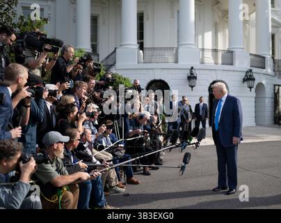 WASHINGTON DC, USA - 25 aprile 2025 - il presidente degli Stati Uniti Donald Trump parla alla stampa prima di salire a bordo di Marine One sul South Lawn della Casa Bianca, Wa Foto Stock