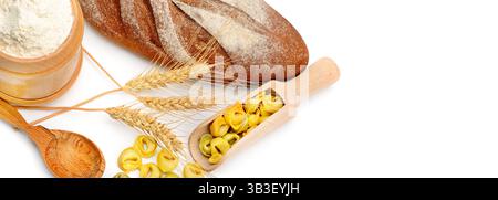 Farine - pane e ravioli isolati su fondo bianco. Foto grandangolare Foto Stock