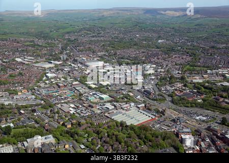 Vista aerea del lato orientale di Oldham con la strada A62 che attraversa l'immagine. Il deposito delle carrozze Stagecoach è in primo piano, Pennines Hills in lontananza Foto Stock