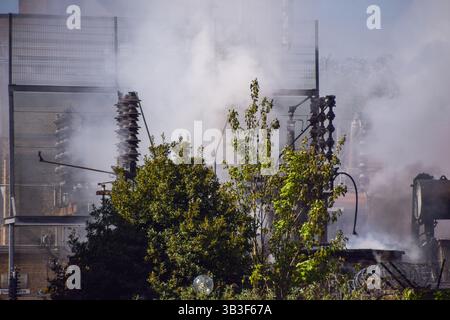 Londra, Regno Unito. 29 aprile 2025. Il fumo ondeggia dopo che un incendio è scoppiato in una sottostazione elettrica a Maida vale. Crediti: Vuk Valcic/Alamy Live News Foto Stock