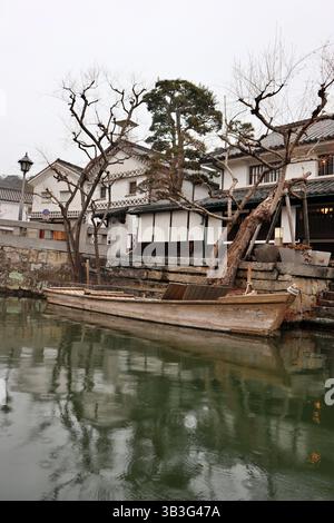 Paesaggio urbano nel quartiere storico di Kurashiki Bikan (città vecchia) in Giappone Foto Stock
