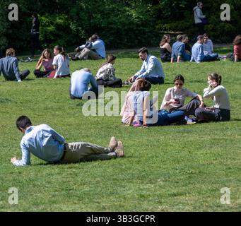 Londra, Regno Unito. 29 aprile 2025. I lavoratori degli uffici METEOROLOGICI del Regno Unito godono del sole primaverile ai Victoria Tower Gardens di Londra Regno Unito credito: Ian Davidson/Alamy Live News Foto Stock