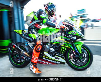 24 febbraio 2018 - Melbourne, Victoria, Australia - il pilota britannico Tom Sykes (#66) del Kawasaki Racing Team lascia il suo garage durante il giorno 2 del round di apertura della stagione 2018 del World Superbike sul circuito di Phillip Island, Australia. (Immagine di credito: © Theo Karanikos tramite filo ZUMA) Foto Stock