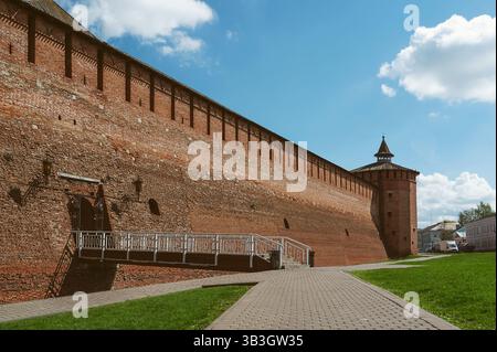 Kolomna, torre granovitaya. Frammento di antiche mura della fortezza e della Torre Granovitaya. Cremlino Kolomna. Foto Stock