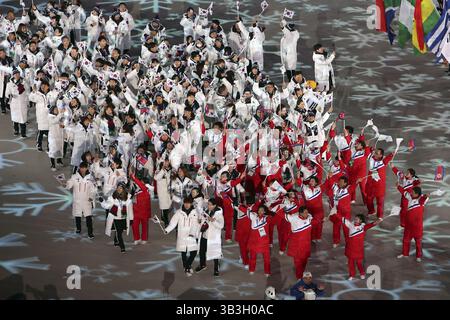 25 febbraio 2018 - Pyeongchang, GANGWON, COREA DEL SUD - 25 febbraio 2018-Pyeongchang, Corea del Sud e Corea del Nord gli atleti entrano nello Stadio Olimpico di Pyeongchang durante la cerimonia di chiusura delle Olimpiadi invernali in Corea del Sud. (Immagine di credito: © GMC via cavo ZUMA) Foto Stock
