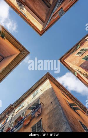 Piccola strada nella città vecchia di Nizza Foto Stock