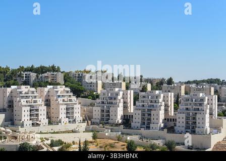 Edifici residenziali moderni, sviluppo abitativo. Nuovi appartamenti nel quartiere Privet di Gerusalemme sotto il cielo blu. Copia spazio, Travel phot Foto Stock