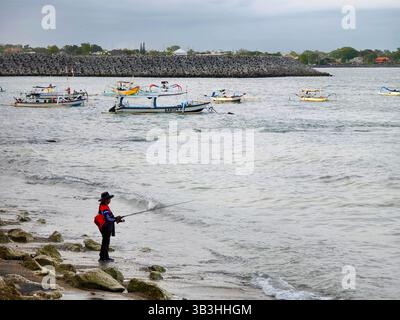 Sanur, Bali, Indonesia - 23 aprile 2024: Pesca costiera nella baia di Sanur Foto Stock