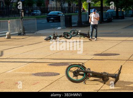 Noleggio biciclette lasciate su un marciapiede Foto Stock
