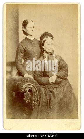 Carta de visite vittoriana originale (biglietto da visita o CDV) - madre e figlia vittoriana, studio di Edouard (Edward) Nickels, 75 Duke Street, Chelmsford, Essex, Regno Unito circa 1878 Foto Stock