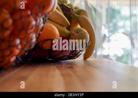 Frutta in un cestino sul tavolo Foto Stock