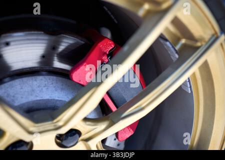 Berlino, Germania - 12 maggio 2024: Dettaglio del logo Audi RS 6 RS6 sulle pinze dei freni e sui dischi dei freni rossi. Foto Stock