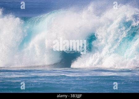 Schiacciando le onde da surf in acque turchesi di colore blu da vicino Foto Stock