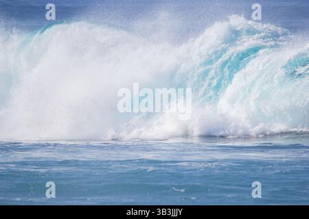 Schiacciando le onde da surf in acque turchesi di colore blu da vicino Foto Stock