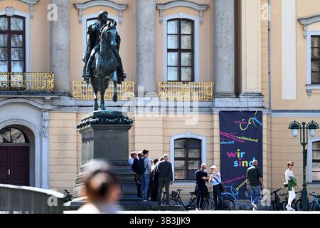 Weimar 29.04.2025, Weimar, Reiterdenkmal Carl August auf dem Platz der Demokratie vor der Hochschule fuer Musik Franz Liszt *** Weimar 29 04 2025, Weimar, Monumento Equestre Carl August sulla Platz der Demokratie di fronte all'Università Franz Liszt della musica Foto Stock