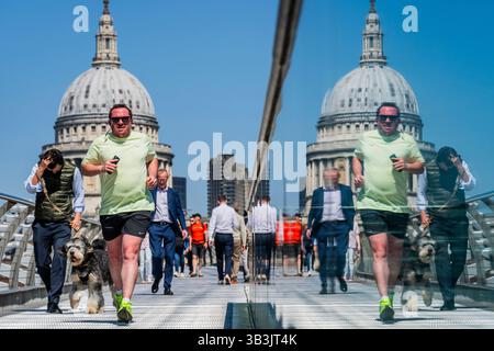 Londra, Regno Unito. 29 aprile 2025. Dopo la maratona ci sono tantissimi jogger di tutte le forme e dimensioni sul Millennium Bridge. Una mini onda di calore all'inizio dell'estate porta al caldo sole e gli spazi all'aperto a Londra sono molto affollati. Crediti: Guy Bell/Alamy Live News Foto Stock