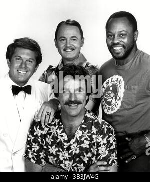 9 novembre 2017 - FILE - JOHN BENEDICT HILLERMAN (New York, 20 dicembre 1932 – New York, 9 novembre 2017) è stato un attore statunitense noto per il suo ruolo da protagonista nel ruolo di Jonathan Quayle Higgins III nello show televisivo Magnum, P.I. andato in onda dal 1980C88. Per il suo ruolo di Higgins, Hillerman ha ottenuto cinque nomination al Golden Globe, vincendo nel 1981 e quattro nomination agli Emmy, vincendo nel 1987. Si ritirò dalla recitazione nel 1999. Nella foto: 15 giugno 1980 - (L-R) Larry Manetti, John Hillerman, Tom Selleck e Roger e Mosley Magnum PI. (Immagine di credito: © Universal Television/Entertainment Pictures/ZUMAPRESS.com) Foto Stock