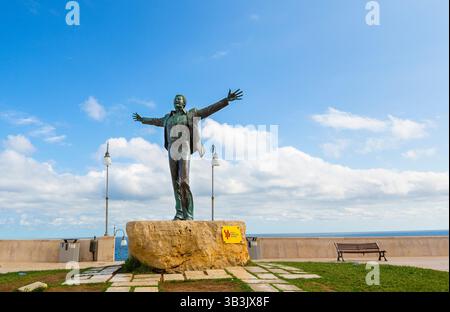 Statua dedicata al famoso cantante italiano Domenico Modugno a Polignano a Mare, in Puglia. Foto Stock