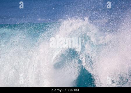 Schiacciando le onde da surf in acque turchesi di colore blu da vicino Foto Stock