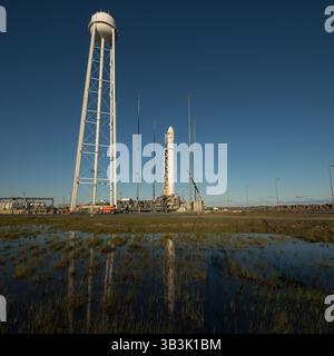 10 novembre 2017 - Wallops Island, Virginia, Stati Uniti - il razzo Orbital ATK Antares, con la navicella Cygnus a bordo, è visto sul lancio Pad-0A, venerdì, novembre. 10.2017, presso la Wallops Flight Facility della NASA in Virginia. L'ottava missione di rifornimento merci dell'ATK orbitale con la NASA alla stazione spaziale Internazionale consegnerà circa 7.400 chili di scienza e ricerca, rifornimenti dell'equipaggio e hardware per veicoli al laboratorio orbitale e al suo equipaggio. (Immagine di credito: © Bill Ingalls/NASA via ZUMA Wire/ZUMAPRESS.com) Foto Stock