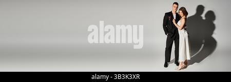 Gli sposi e gli sposi più belli condividono un momento intimo, incarnando romanticismo ed eleganza nel loro abbigliamento. Foto Stock