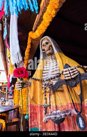 1 novembre 2017 - Santa Ana Chapitiro, Michoacan, Messico - Statua di Santa Muerte presso la Casa De la Santa Muerte o Casa del Santo dei morti 1 novembre 2017 a Santa Ana Chapitiro, Michoacan, Messico. (Immagine di credito: © Richard Ellis via ZUMA Wire) Foto Stock