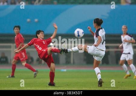 Kim Kyong-hwa della Corea del Nord (L) combatte contro Stephanie Lopez degli Stati Uniti (R) durante una partita del gruppo B della Coppa del mondo femminile l'11 settembre 2007 al Chengdu Sports Center Stadium di Chengdu, in Cina. Solo per uso editoriale. Uso commerciale vietato. Foto Stock