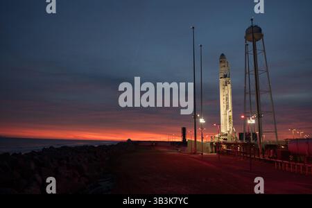 11 novembre 2017 - Wallops Island, Virginia, Stati Uniti - il razzo Orbital ATK Antares, con la navicella Cygnus a bordo, è visto sul lancio Pad-0A, presso la Wallops Flight Facility della NASA in Virginia. L'ottava missione di rifornimento merci dell'ATK orbitale con la NASA alla stazione spaziale Internazionale consegnerà circa 7.400 chili di scienza e ricerca, rifornimenti dell'equipaggio e hardware per veicoli al laboratorio orbitale e al suo equipaggio. (Immagine di credito: © Bill Ingalls/ZUMA Wire/ZUMAPRESS.com) Foto Stock
