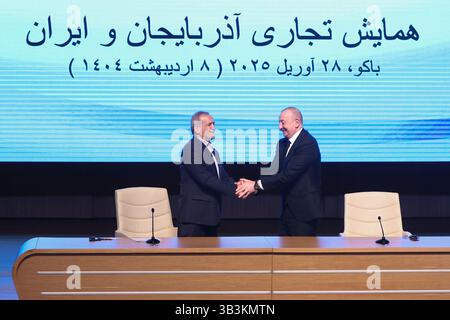 Baku, Azerbaigian. 28 aprile 2025. Il presidente azero ILHAM ALIYEV (R) e il presidente iraniano MASOUD PEZESHKIAN partecipano al Forum commerciale Azerbaigian-Iran a Baku. (Immagine di credito: © Presidenza iraniana tramite ZUMA Press Wire) SOLO USO EDITORIALE! Non per USO commerciale! Foto Stock