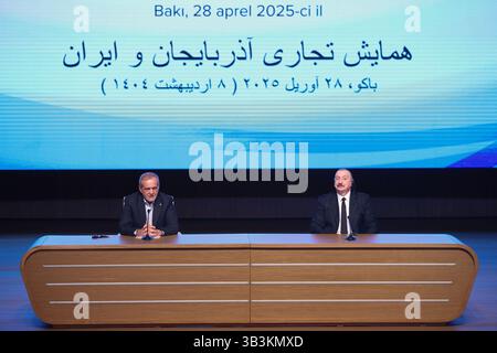 Baku, Azerbaigian. 28 aprile 2025. Il presidente azero ILHAM ALIYEV (R) e il presidente iraniano MASOUD PEZESHKIAN partecipano al Forum commerciale Azerbaigian-Iran a Baku. (Immagine di credito: © Presidenza iraniana tramite ZUMA Press Wire) SOLO USO EDITORIALE! Non per USO commerciale! Foto Stock