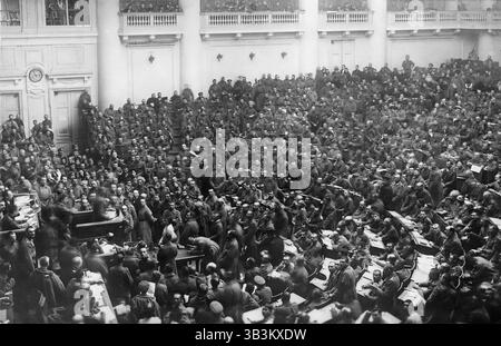 La rivoluzione russa. Fotografia dell'Assemblea sovietica di Pietrogrado, San Pietroburgo, Russia nel 1917 Foto Stock