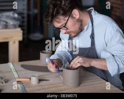 Artisti di ceramica che lavorano in uno studio di ceramica Foto Stock
