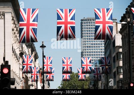 Londra, Regno Unito. 29 aprile 2025. Londra si prepara per il 80° anniversario della Victory in Europe Day (VE Day). Oxford Street. Crediti: Matthew Chattle/Alamy Live News Foto Stock