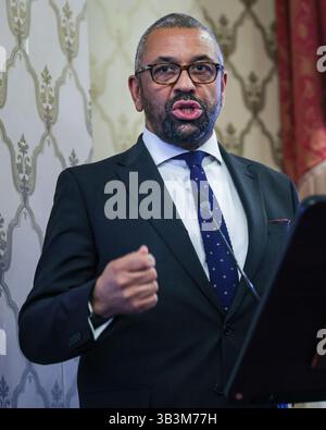 Londra, Regno Unito. 29 aprile 2025. L'ex ministro degli Esteri James intelligente, deputato. Save British Farming ospita una tavola rotonda al National Liberal Club, invitando il governo a pubblicare un piano di produzione alimentare completo per salvaguardare la futura sicurezza alimentare della Gran Bretagna. Gruppo: Dr. Sean Rickard, ex Chief Economist della NFU, deputato James Clever, ex Ministro degli Esteri e Ministro degli interni, Prof. Chris Elliot, esperto di sicurezza alimentare, professor Anthony Glees, storico e commentatore, Dr. Clive Black, Shore Capital Credit: Imageplotter/Alamy Live News Foto Stock