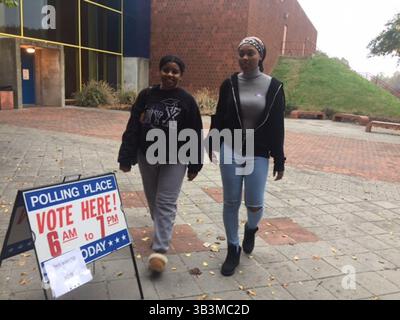 7 novembre 2017 - USA - Autumn Sanders, 20 anni, di Wilmington, DE, (a destra) e Zaria Lumsden, 19 anni, del Bronx, NY, (a sinistra) entrambi i sophomores della Hampton University, un'università storicamente nera di Hampton, Virginia, si dirigono ai sondaggi il 7 novembre 2017, per votare nella corsa dei governatori della Virginia. Un sondaggio nazionale dell'Institute for Democracy & Higher Education della Tufts University ha rilevato che l'affluenza alle urne nationÃ¢â‚¬â„¢è diminuita di quasi l'11% dal 2012 al 2016. Il declino è stato coerente con un declino complessivo del voto da parte di tutti gli afroamericani nel 2016. Se Foto Stock