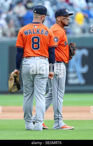 Kansas City, Missouri, Stati Uniti. 27 aprile 2025. La prima base degli Houston Astros Christian Walker (8) e la terza base degli Houston Astros Isaac Paredes (15) reagiscono alla vittoria del 7-3 sui Kansas City Royals al Kauffman Stadium di Kansas City, Missouri. David Smith/CSM/Alamy Live News Foto Stock
