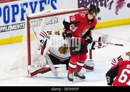 9 gennaio 2018: I senatori di Ottawa Ryan Dzingel (18) guardano il disco che si allontana dal portiere dei Chicago Blackhawks Anton Forsberg (31) durante la partita di NHL tra Chicago Blackhawks e Ottawa Senators al Canadian Tire Centre di Ottawa, Canada. Daniel Lea/CSM(immagine di credito: &Copy; Daniel Lea/CSM tramite cavo ZUMA) Foto Stock