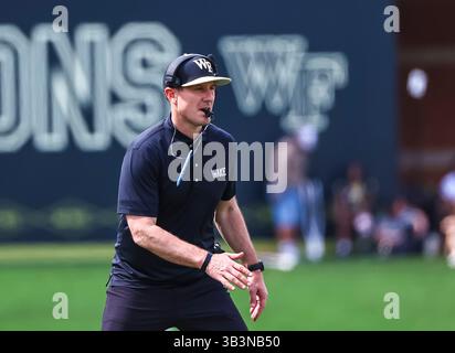 19 aprile 2025 - Jake Dickert, capo allenatore di football per Wake Forest durante la partita di calcio primaverile. Partita di football della NCAA Wake Forest Spring all'Allegacy Federal Credit Union Stadium, Winston-Salem, North Carolina. David Beach/CSM Foto Stock