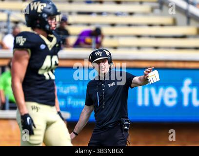 19 aprile 2025 - Jake Dickert, capo allenatore di football per Wake Forest durante la partita di calcio primaverile. Partita di football della NCAA Wake Forest Spring all'Allegacy Federal Credit Union Stadium, Winston-Salem, North Carolina. David Beach/CSM Foto Stock